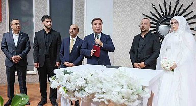 Vali Aydoğdu, genç çiftin nikah şahitliğini yaptı