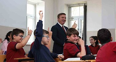 Vali Aydoğdu kendisini okula davet eden öğrencinin sınıfına konuk oldu