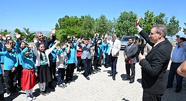 Vali Baruş öğrencilerin karne heyecanına ortak oldu