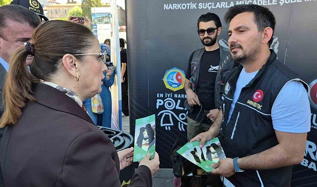 Vali çocuklarla çizgi film izledi, dijital bağımlılığa karşı uyardı