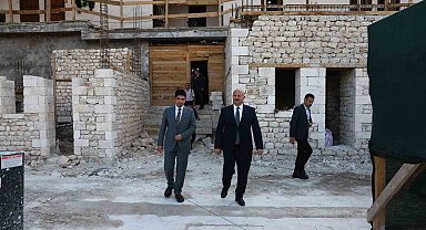 Vali Küçük, tarihi Tuz Hanı'ndaki çalışmaları inceledi