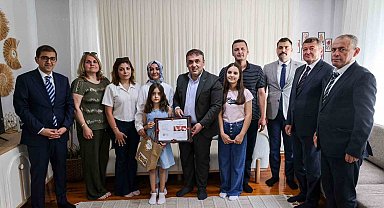 Vali Sözer, evde eğitim gören öğrencilerin karne sevincine ortak oldu