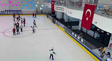Van'da 30 derece sıcaklıkta buz pateni keyfi