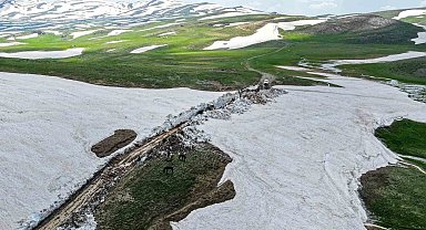 Van'da haziranda 3 metreyi bulan karda yol açma çalışması