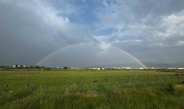 Van'da yağmur sonrası çifte gökkuşağı şöleni