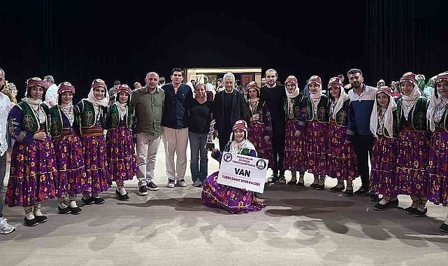 Vanlı kızlar halk oyunlarında tarih yazdı