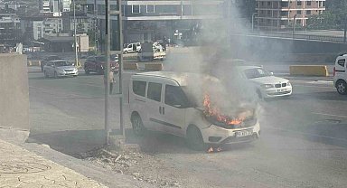 Vatandaşlar kovalarla su taşıdı, araç yanmaktan kurtuldu