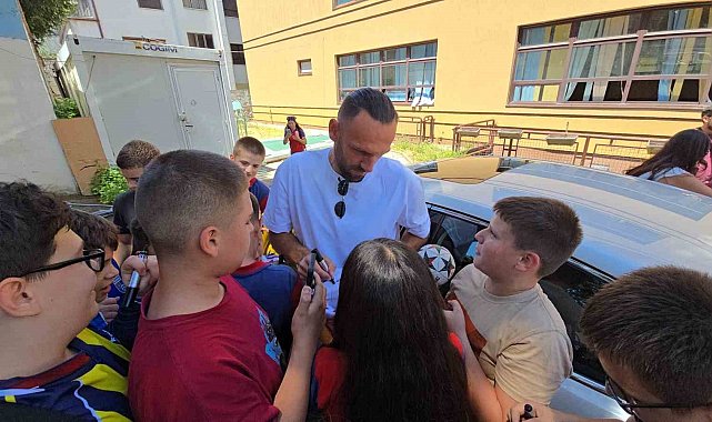 Vedat Muriqi'e Prizren'de öğrencilerden büyük ilgi