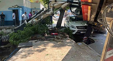 Vinç aracın üzerine devrildi, kepçe dereye uçtu: Korku dolu anlar kamerada