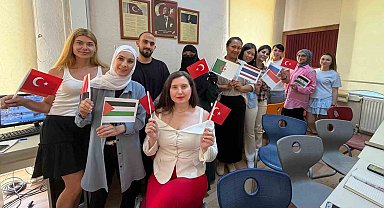 Yabancı gelinler Türkçe öğrenerek hayata uyum sağlıyor
