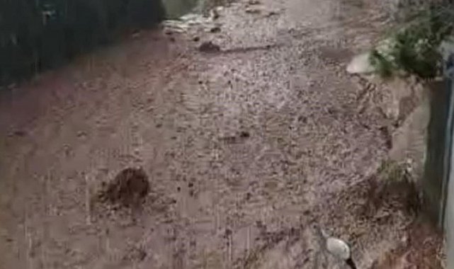 Yahyalı'da yağış sele neden oldu, evler araçlar zarar gördü