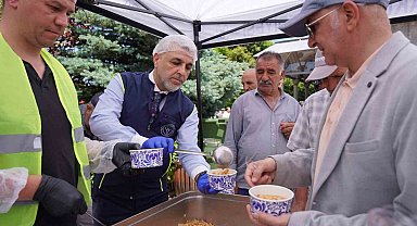 Yakutiye Belediyesi Cuma Namazı çıkışı aşure dağıttı