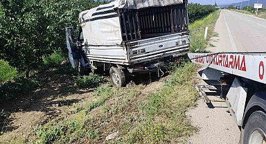 Yalvaç yolunda hayvan nakil kamyoneti kayısı bahçesine daldı: 1 yaralı