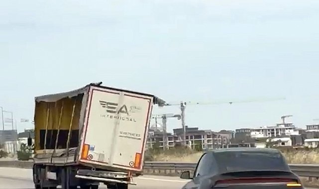 Yana yatmış şekilde seyreden dorse korkuttu