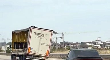 Yana yatmış şekilde seyreden dorse korkuttu