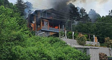 Yangın çıkan villada alevlerin arasında kalan yaşlı kadını ekipler kurtardı