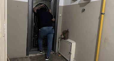 Yangın çıkarıp kendisini eve kilitledi: Ekiplerin çabasına rağmen dışarı çıkmadı