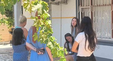 Yangını haber alınca koşarak geldi, vatandaşların apartmandan çıkardığı kızına sarıldı