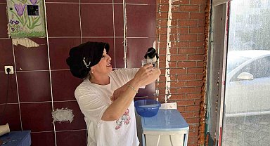Yaralı bulduğu yavru saksağan kahvaltı arkadaşı oldu