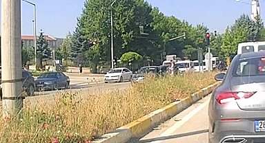 Yaşlı kadına yol vermek isteyen araca başka bir otomobil arkadan böyle çarptı