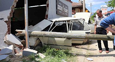Yaşlı karı koca duvara çarpan otomobilde can verdi