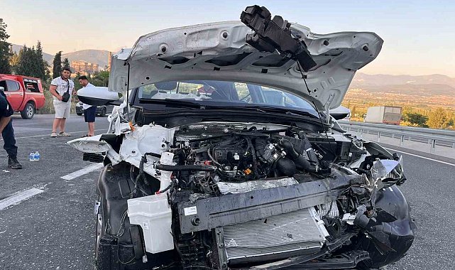 Yatağan'da tıra çarpan otomobil hurdaya döndü: 2 yaralı