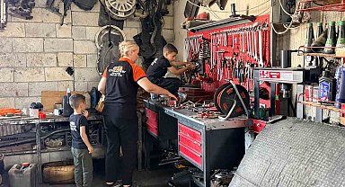 Yemek bırakmak için kocasının araç tamir atölyesine geldi, motor ustası oldu