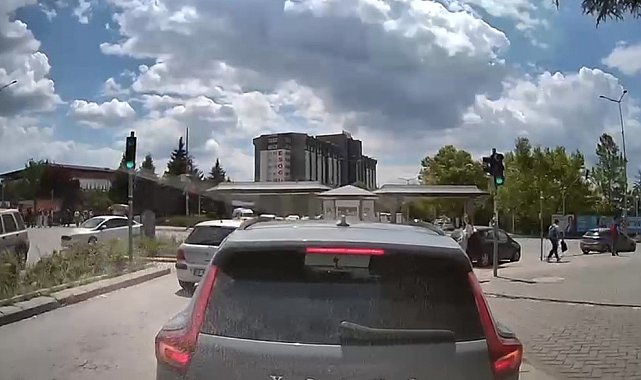 Yeşil ışıkta ilerlemeyen sürücü trafiği kilitledi