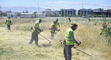Yeşilyurt Belediyesi yangın riskine karşı ot biçme çalışmalarını hızlandırdı