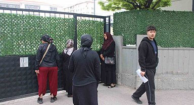 YKS'ye 2 dakika geç kalan genç gözyaşı döktü