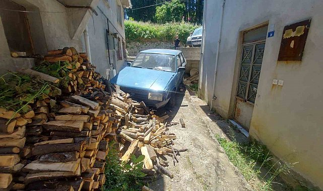 Yokuş aşağı inerken kaza yapıp iki evin arasına düştü