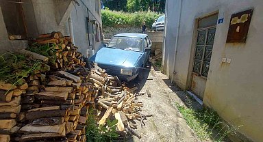 Yokuş aşağı inerken kaza yapıp iki evin arasına düştü