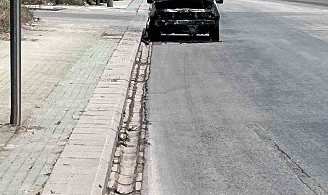 Yol kenarına bırakılan yanmış araç dikkat çekiyor