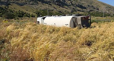 Yol kenarına devrilen tankerin sürücüsü yaralandı