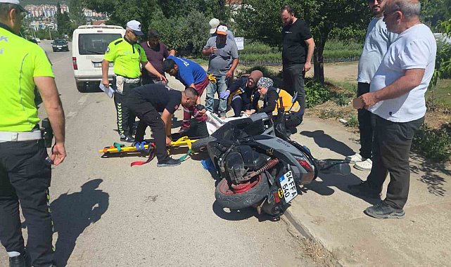 Yol kenarında duran motosiklete araç çarptı: 1 yaralı