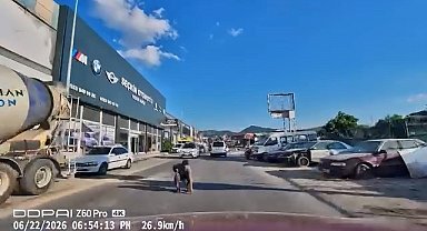 Yola düşürdüğü eşyayı almak isterken saniyelerle ölümden kurtuldu