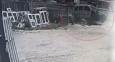 Yoldan çıkan araç iş yerinin bahçesine daldı, sürücü yaralandı