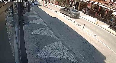 Yolun karşısına geçen engelli yayaya otomobil çarptı