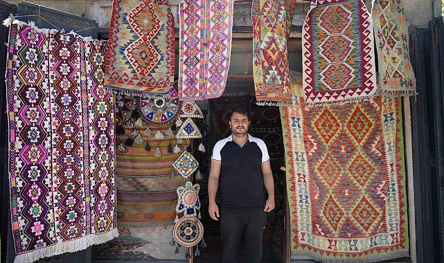 Yörük köylerinden topladığı halı ve kilimleri satarak geçmişi geleceğe taşıyor