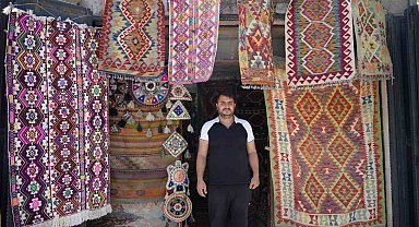 Yörük köylerinden topladığı halı ve kilimleri satarak geçmişi geleceğe taşıyor