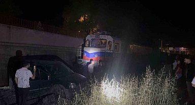 Yük treni hafif ticari aracı 120 metre sürükledi: 2 yaralı