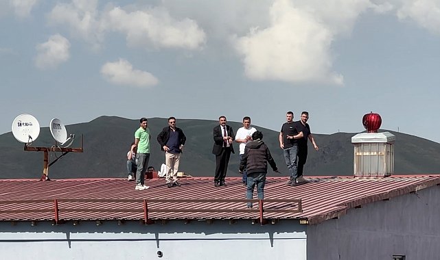 Yüksekova'da çatıya çıkan genci, belediye başkanı ve polis ekipleri ikna etti