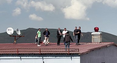 Yüksekova'da çatıya çıkan genci, belediye başkanı ve polis ekipleri ikna etti