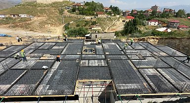Yüksekova'da güvenli konut hamlesi: Pizok mevkiinde 48 konutun yapımı sürüyor
