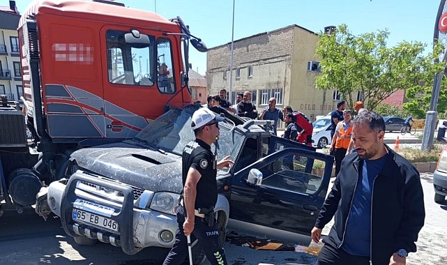Yüksekova'da hafif ticari araç ile vinç çarpıştı: 1 yaralı