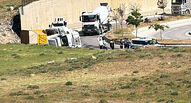 Yüksekova'da hafriyat yüklü kamyon devrildi