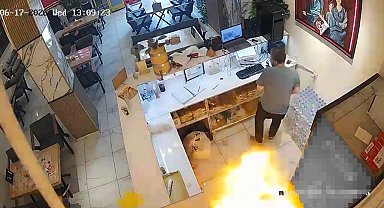 Yüksekova'da kafede mutfak tüpü patladı: Olay anı kamerada