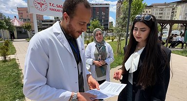 Yüksekova'da sağlık ekiplerinden 'sokakta sigarayı bırakma' seferberliği