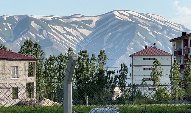 Yüksekova'nın "zebra" görünümlü karlı dağları ilgi görüyor