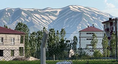 Yüksekova'nın "zebra" görünümlü karlı dağları ilgi görüyor
